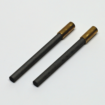 Auf dem Bild sind zwei schwarze Elektrodestäbe mit goldfarbenen Enden abgebildet. Diese Teile werden häufig in chemischen Experimenten verwendet, um elektrische Kontakte herzustellen.