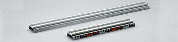 Das Bild zeigt zwei Aluminium-Schienen mit integrierter Skala für präzise Messungen. Die längere Schiene ist für größere Objekte ausgelegt, während die kürzere Schiene zusätzliche Markierungen zur Unterstützung von Experimenten bietet.
