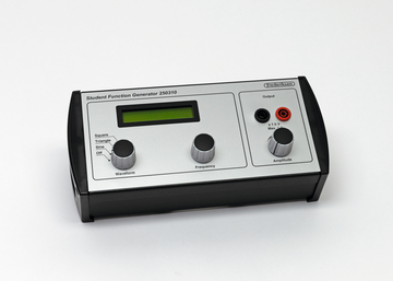 Das Bild zeigt einen Funktionsgenerator mit einem digitalen Display und Bedienelementen zur Auswahl von Wellenformen (Quadrat, Dreieck, Sinus) sowie zur Einstellung von Frequenz und Amplitude. Dieses Gerät ist geeignet für Experimente im Bildungswesen, um elektrische Signale zu erzeugen.