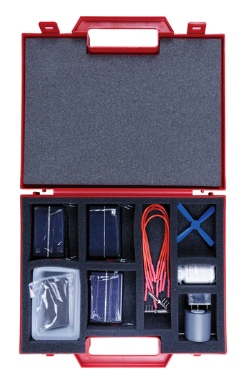 Das Bild zeigt einen roten Koffer, der verschiedene Experimentiermaterialien enthält, darunter Solarzellen, Drähte, einen kleinen Motor und Zubehör für wissenschaftliche Experimente. Der Koffer ist gepolstert und ordentlich angeordnet, um die Teile sicher zu transportieren.