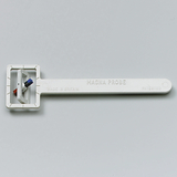 Das Bild zeigt einen weißen Kunststoffgegenstand namens "Magna Probe", der mit einem rechteckigen Ende und einem langen Griff ausgestattet ist. An dem Ende befinden sich zwei farbige Markierungen, die wahrscheinlich zur Messung oder Anzeige von Werten verwendet werden.