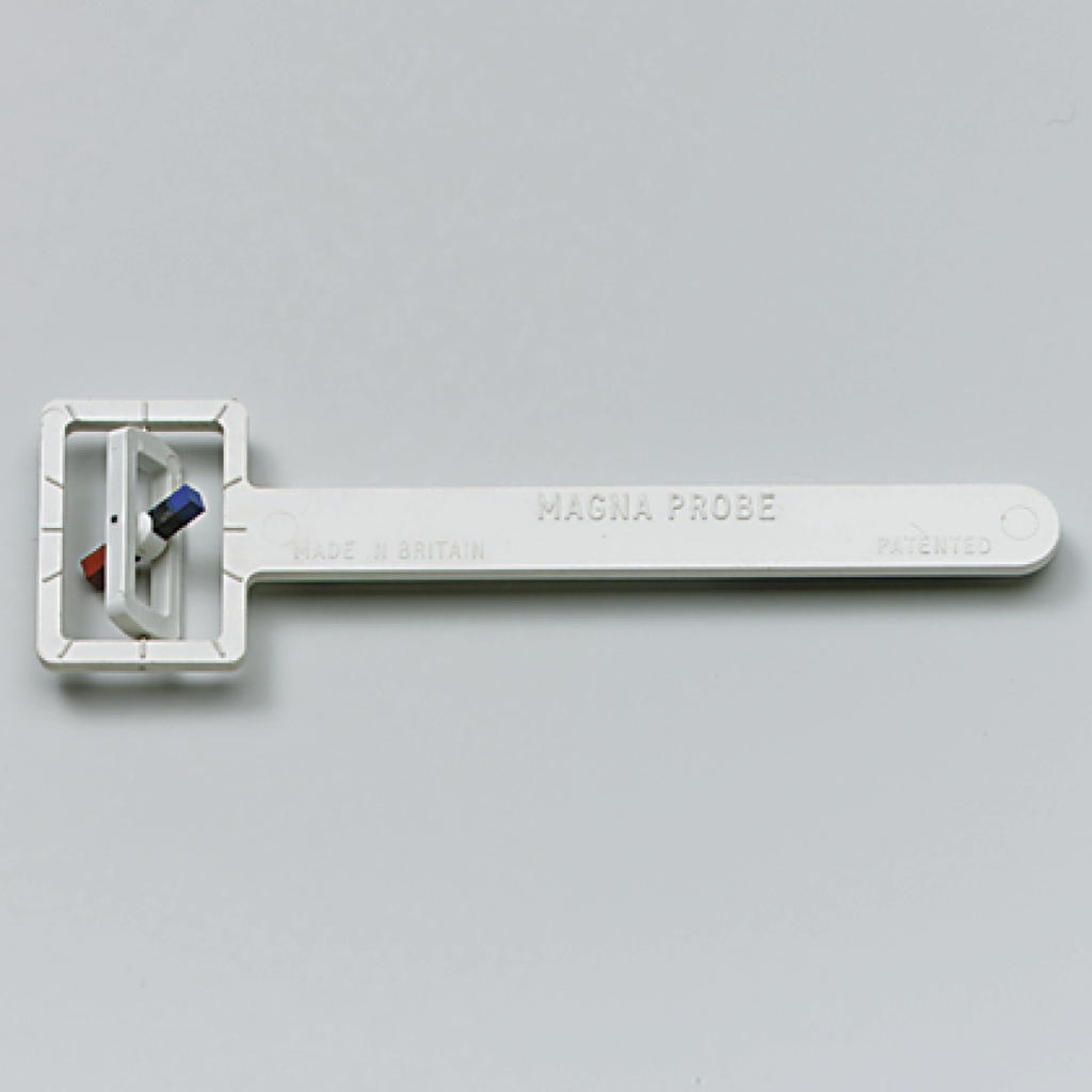 Das Bild zeigt einen weißen Kunststoffgegenstand namens "Magna Probe", der mit einem rechteckigen Ende und einem langen Griff ausgestattet ist. An dem Ende befinden sich zwei farbige Markierungen, die wahrscheinlich zur Messung oder Anzeige von Werten verwendet werden.