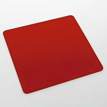 Das Bild zeigt ein quadratisches, rotes Zubehörteil auf einem weißen Untergrund. Es könnte für verschiedene Experimente oder Bildungsaktivitäten im schulischen Kontext genutzt werden.