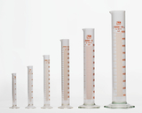 Das Bild zeigt eine Reihe von sechs Messzylindern in verschiedenen Größen, die transparent sind und graduierte Skalen zur genauen Messung von Flüssigkeiten aufweisen. Sie sind typisches Experimentierbedarf für den Einsatz in Schulen und Bildungseinrichtungen.