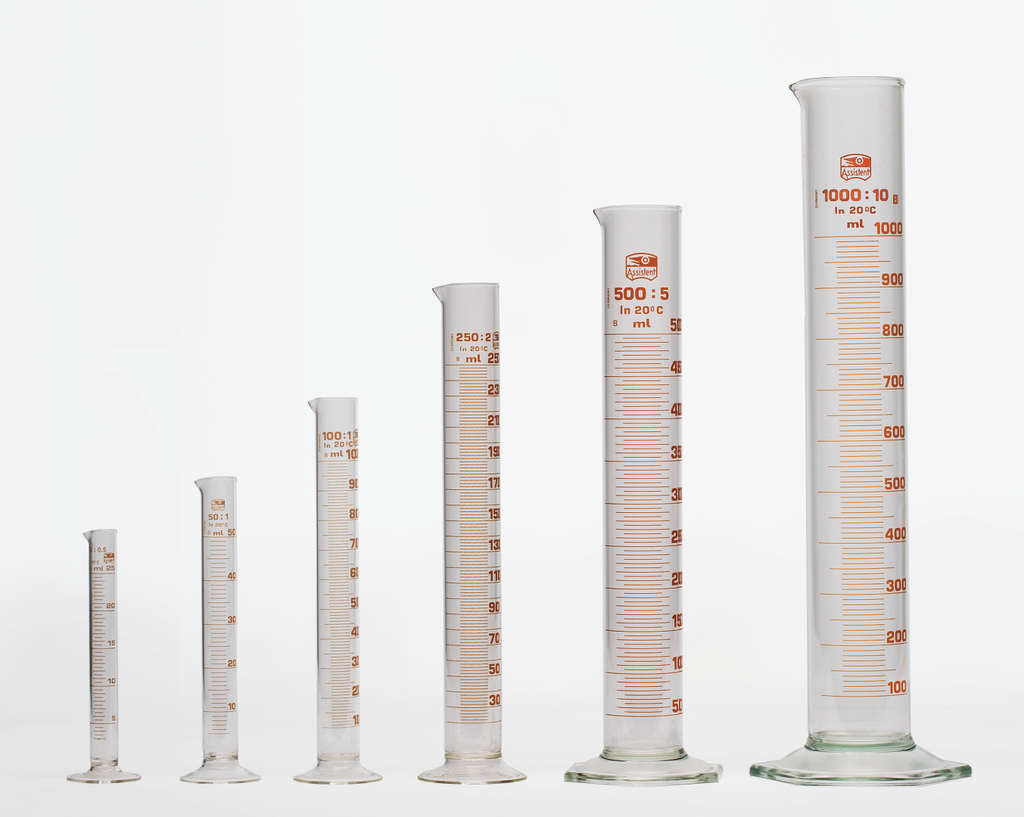 Das Bild zeigt eine Reihe von sechs Messzylindern in verschiedenen Größen, die transparent sind und graduierte Skalen zur genauen Messung von Flüssigkeiten aufweisen. Sie sind typisches Experimentierbedarf für den Einsatz in Schulen und Bildungseinrichtungen.
