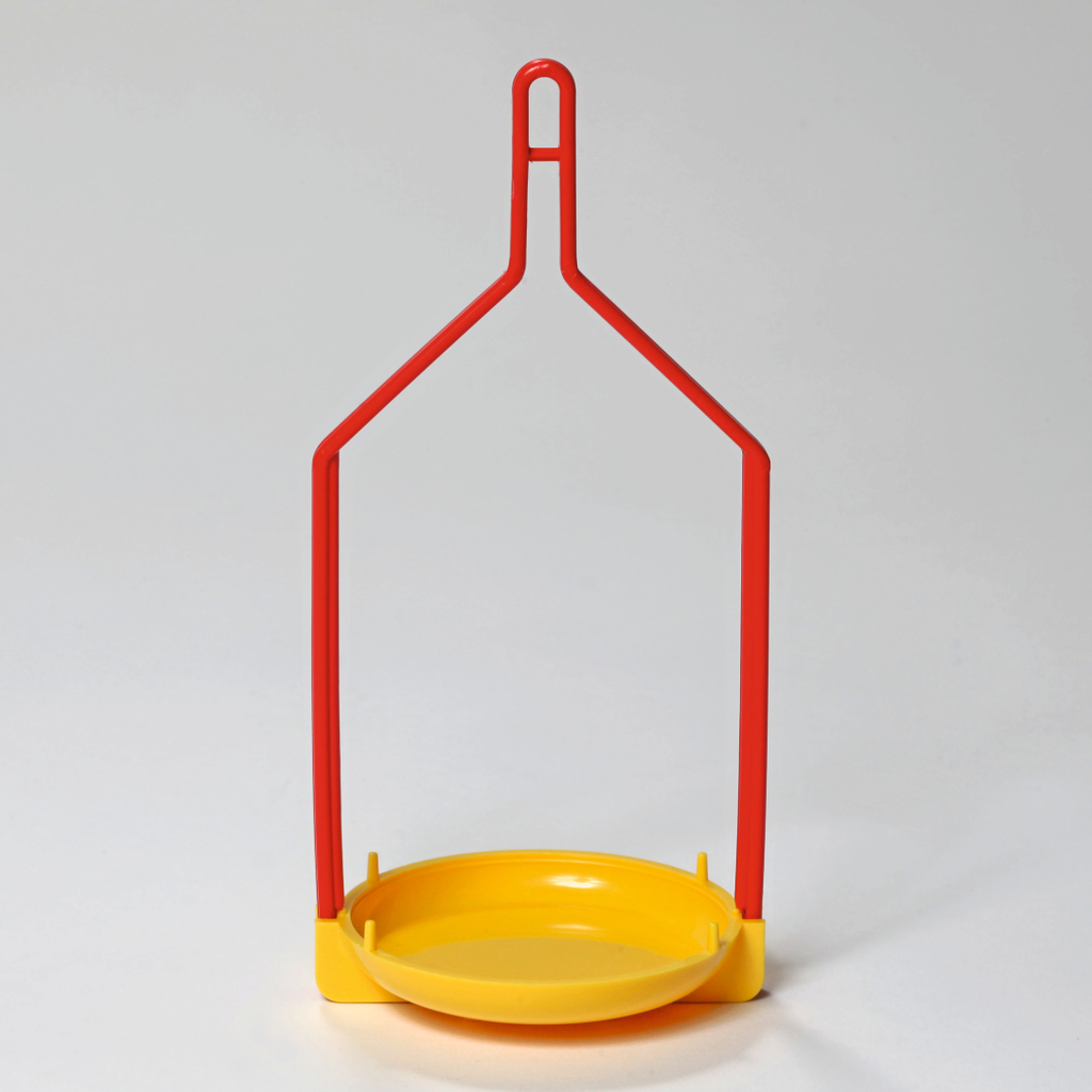 Das Bild zeigt einen Experimentierständer mit einem roten Metallrahmen und einer gelben Kunststoffschale. Dieses Gerät wird häufig in Schulversuchen verwendet, um verschiedene Materialien aufzunehmen oder zu präsentieren.