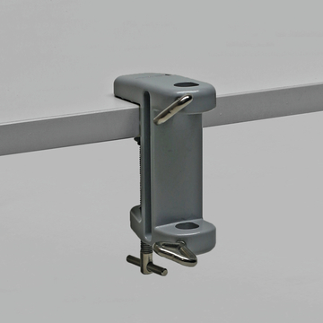 Das Bild zeigt eine graue Tischklemme, die dazu dient, Materialien an einer Tischkante zu befestigen. Sie verfügt über eine Schraube zum Festziehen und eine Öffnung für zusätzliche Befestigungen.