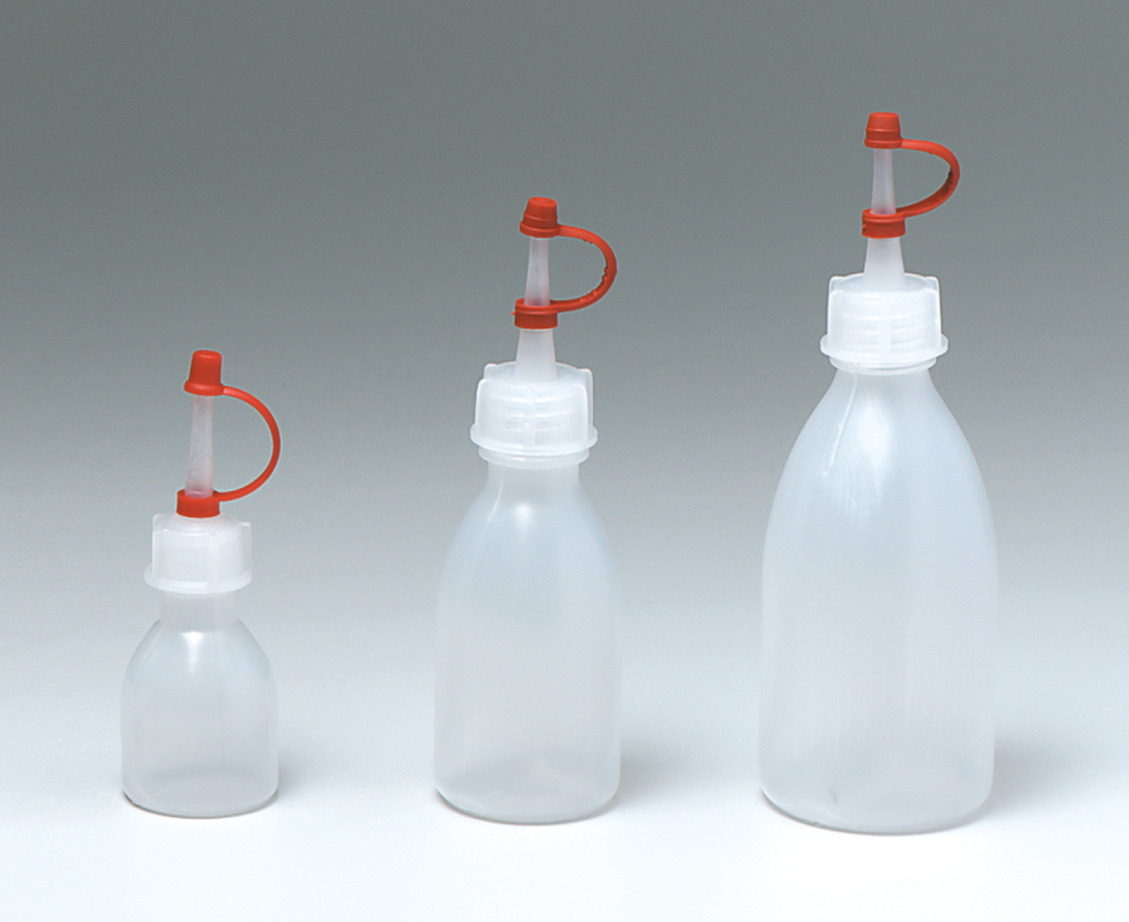 Das Bild zeigt drei transparente Kunststoffflaschen in unterschiedlichen Größen, jede mit einem roten Deckel und einem Ausguss. Sie sind für den Einsatz im Experimentierbedarf im Bildungswesen konzipiert.