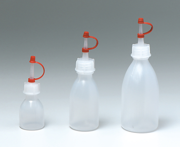 Das Bild zeigt drei transparente Kunststoffflaschen in unterschiedlichen Größen, jede mit einem roten Deckel und einem Ausguss. Sie sind für den Einsatz im Experimentierbedarf im Bildungswesen konzipiert.