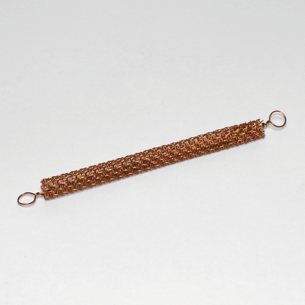 Das Bild zeigt ein Kupfergitter in Form eines langen, schmalen Streifens mit zwei Schlaufen an den Enden. Dieses Experimentiermaterial wird häufig in der Schule verwendet, um verschiedene physikalische Konzepte zu demonstrieren.