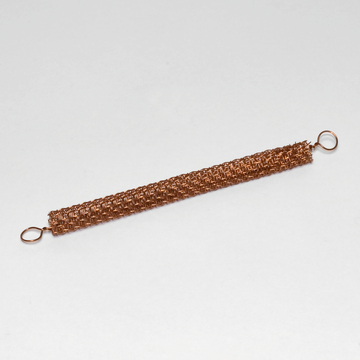 Das Bild zeigt ein Kupfergitter in Form eines langen, schmalen Streifens mit zwei Schlaufen an den Enden. Dieses Experimentiermaterial wird häufig in der Schule verwendet, um verschiedene physikalische Konzepte zu demonstrieren.