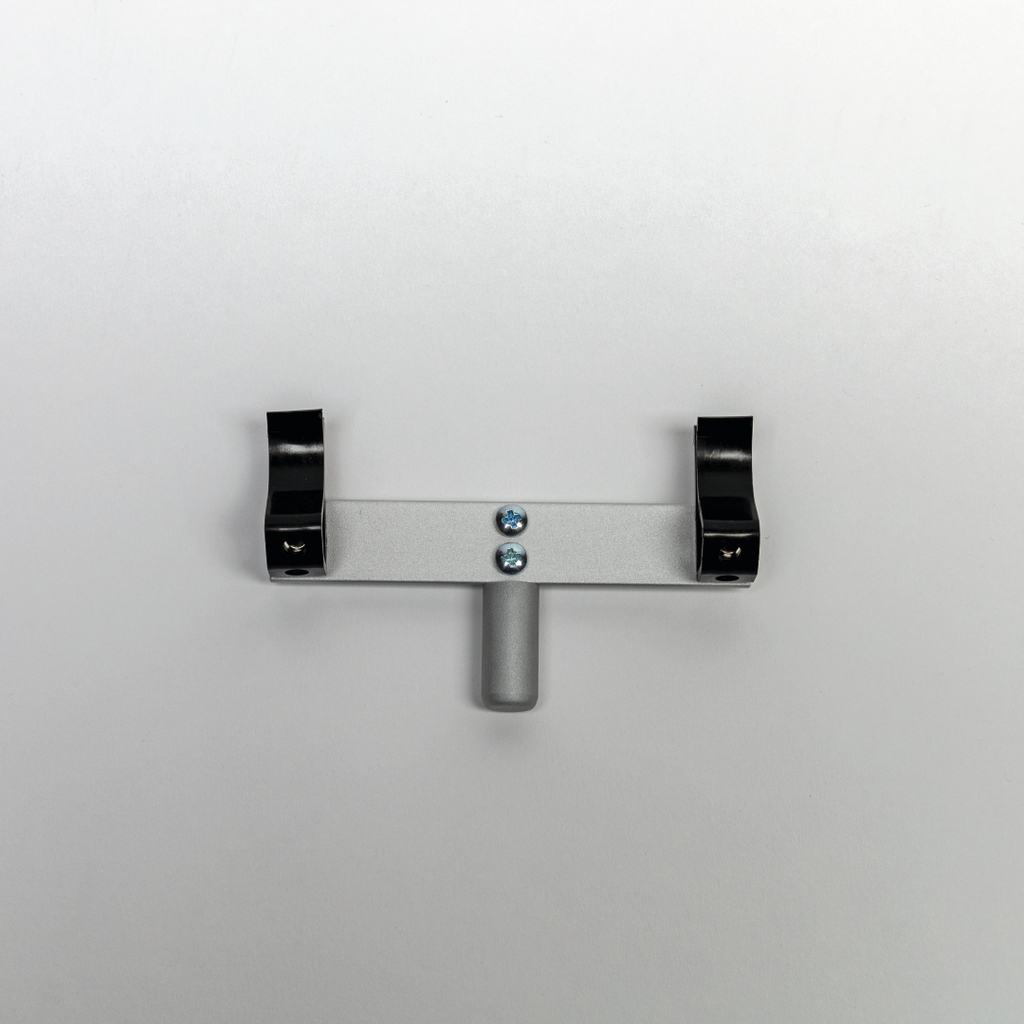 Das Bild zeigt eine graue Halterung aus Metall mit zwei schwarzen Clips an den Seiten und einem senkrechten Stift in der Mitte. Diese Vorrichtung könnte zur Befestigung von Materialien oder Geräten in einem Experimentierumfeld verwendet werden.