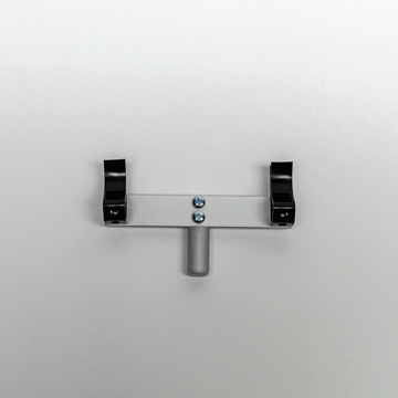 Das Bild zeigt eine graue Halterung aus Metall mit zwei schwarzen Clips an den Seiten und einem senkrechten Stift in der Mitte. Diese Vorrichtung könnte zur Befestigung von Materialien oder Geräten in einem Experimentierumfeld verwendet werden.