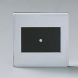 Das Bild zeigt ein quadratisches Gerät mit einem silbernen Rahmen und einem schwarzen Innenbereich, in dem sich ein kleiner weißer Punkt befindet. Es könnte sich um ein Experimentierinstrument handeln, das für wissenschaftliche Untersuchungen oder Demonstrationen verwendet wird.