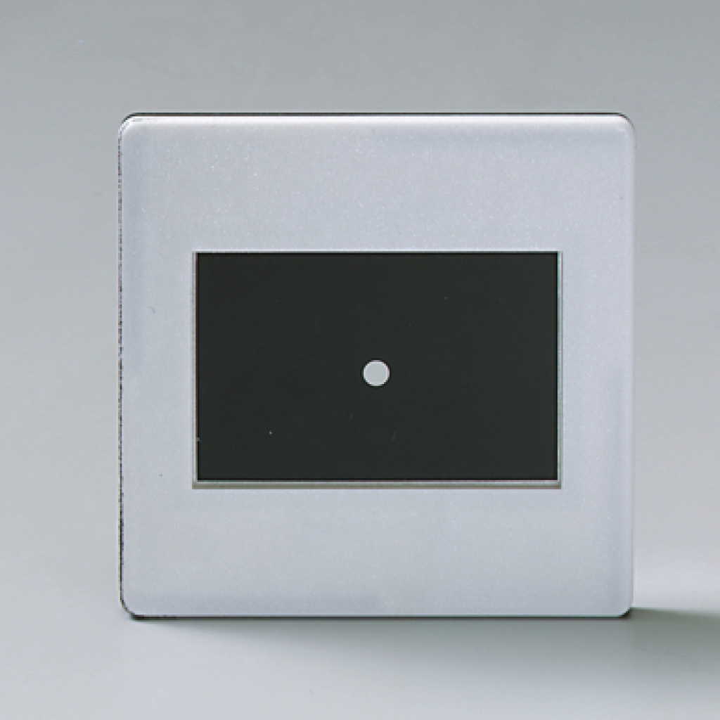 Das Bild zeigt ein quadratisches Gerät mit einem silbernen Rahmen und einem schwarzen Innenbereich, in dem sich ein kleiner weißer Punkt befindet. Es könnte sich um ein Experimentierinstrument handeln, das für wissenschaftliche Untersuchungen oder Demonstrationen verwendet wird.