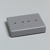 Das Bild zeigt ein graues Gehäuse mit drei runden Öffnungen auf der Oberseite. Es dient wahrscheinlich als Teil eines Experimentierkits für das Bildungswesen, um verschiedene Experimente durchzuführen.