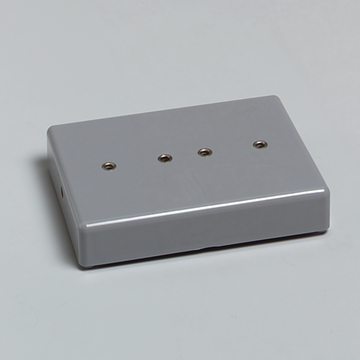 Das Bild zeigt ein graues Gehäuse mit drei runden Öffnungen auf der Oberseite. Es dient wahrscheinlich als Teil eines Experimentierkits für das Bildungswesen, um verschiedene Experimente durchzuführen.