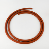 Das Bild zeigt zwei rot gefärbte Gummischläuche, die in einer geschwungenen Form auf einem weißen Hintergrund angeordnet sind. Die Schläuche könnten für experimentelle Zwecke im Bildungsbereich verwendet werden, etwa für Versuche in Physik oder Chemie.