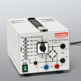 Das Bild zeigt ein AC-DC-Stromversorgungsgerät mit einem Regler zur Einstellung der Spannung zwischen 0 und 12 V sowie Anschlussmöglichkeiten für Gleich- und Wechselstrom. Es ist für den Einsatz in Experimenten im Bildungsbereich konzipiert.