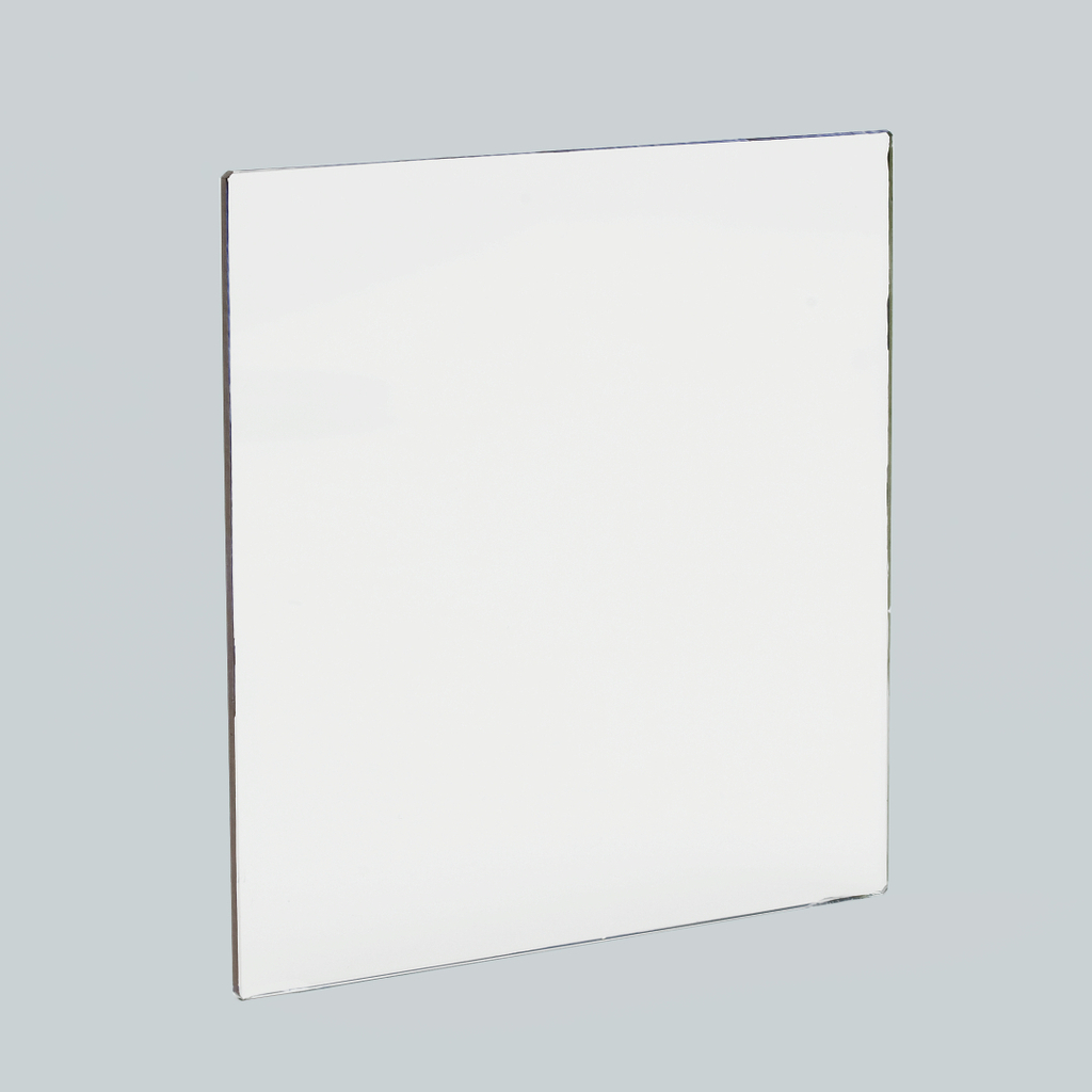Das Bild zeigt eine klare, rechteckige Glasplatte, die auf einem leicht grauen Hintergrund steht. Sie eignet sich für den Einsatz in wissenschaftlichen Experimenten, insbesondere in Bildungseinrichtungen.