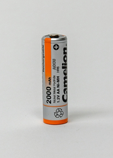 Das Bild zeigt eine wiederaufladbare AA-Batterie der Marke Camelion mit einer Kapazität von 2000 mAh. Sie ist aus Nickel-Metallhydrid und hat eine Spannung von 1,2 V, was sie ideal für den Einsatz in Experimenten im Bildungsbereich macht.