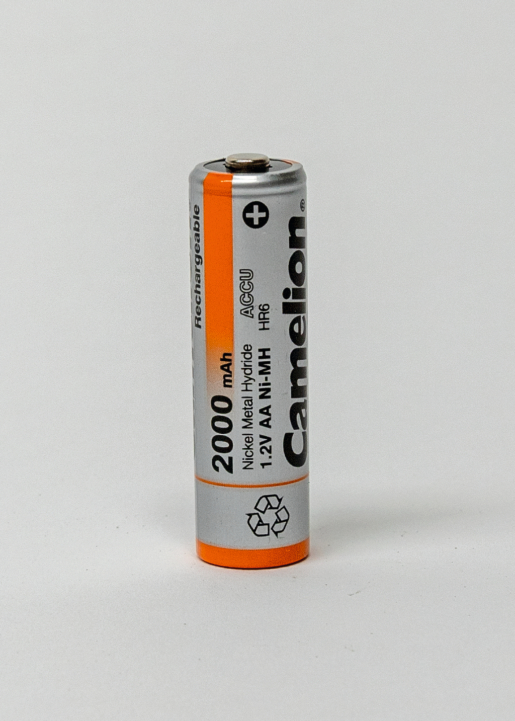 Das Bild zeigt eine wiederaufladbare AA-Batterie der Marke Camelion mit einer Kapazität von 2000 mAh. Sie ist aus Nickel-Metallhydrid und hat eine Spannung von 1,2 V, was sie ideal für den Einsatz in Experimenten im Bildungsbereich macht.