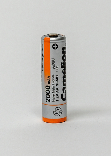 Das Bild zeigt eine wiederaufladbare AA-Batterie der Marke Camelion mit einer Kapazität von 2000 mAh. Sie ist aus Nickel-Metallhydrid und hat eine Spannung von 1,2 V, was sie ideal für den Einsatz in Experimenten im Bildungsbereich macht.