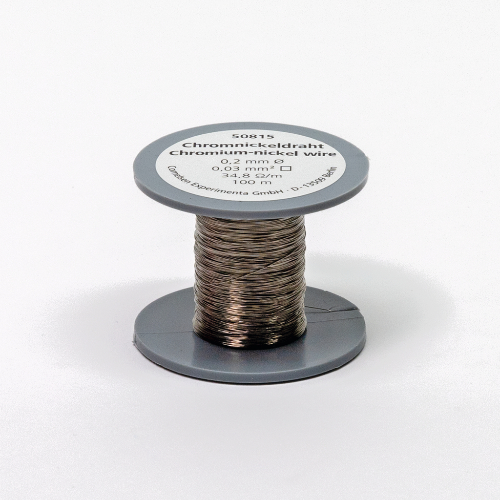 Das Bild zeigt eine Spule mit Chromnickeldraht, der für experimentelle Zwecke im Bildungsbereich verwendet wird. Der Draht hat einen Durchmesser von 0,2 mm und ist 100 Meter lang, geeignet für verschiedene Anwendungen wie Elektronik und Experimentierprojekte.