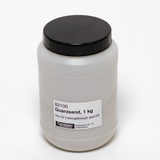 Das Bild zeigt einen transparenten Behälter mit einem schwarzen Deckel, der 1 kg Quarzsand enthält. Ein Etikett weist darauf hin, dass das Produkt nur für Laborzwecke geeignet ist und von der Firma Cornelsen stammt.