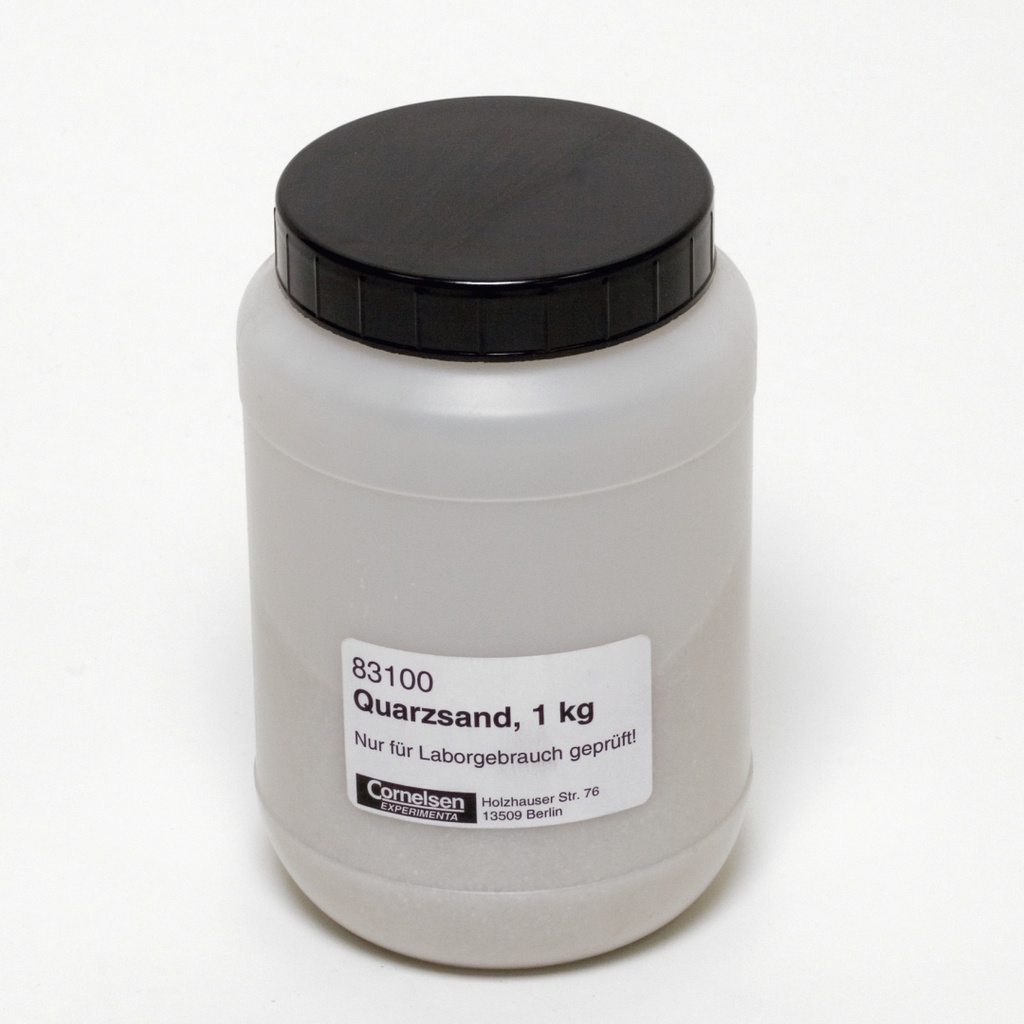 Das Bild zeigt einen transparenten Behälter mit einem schwarzen Deckel, der 1 kg Quarzsand enthält. Ein Etikett weist darauf hin, dass das Produkt nur für Laborzwecke geeignet ist und von der Firma Cornelsen stammt.