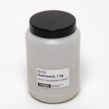 Das Bild zeigt einen transparenten Behälter mit einem schwarzen Deckel, der 1 kg Quarzsand enthält. Ein Etikett weist darauf hin, dass das Produkt nur für Laborzwecke geeignet ist und von der Firma Cornelsen stammt.