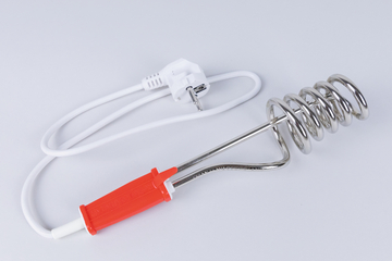 Das Bild zeigt ein elektrisches Heizgerät mit einem spiralförmigen Metallteil und einem roten Griff. Das Gerät ist zum Erhitzen von Flüssigkeiten und wird über ein angeschlossenes Kabel mit Strom versorgt.