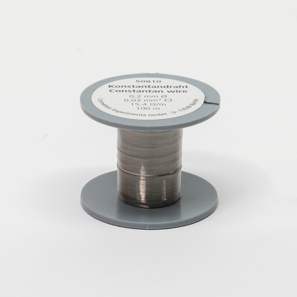 Das Bild zeigt eine Spule mit Konstantandraht, der einen Durchmesser von 0,2 mm hat und in einer Länge von 100 Metern erhältlich ist. Die Spule ist grau und weist Informationen zu den technischen Spezifikationen auf, die für Experimente im Bildungswesen genutzt werden können.