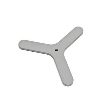 Das Bild zeigt eine graue, dreifüßige Halterung aus Kunststoff. Sie dient wahrscheinlich zur Stabilisierung oder Unterstützung von Experimentieraufbauten im Bildungsbereich.