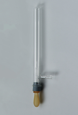 Das Bild zeigt ein Glasgerät, wahrscheinlich ein Reagenzglas, das mit einem Gummistopfen und einem Auslass ausgestattet ist. Es könnte für chemische Experimente in der Schule verwendet werden, um verschiedene Substanzen zu mischen oder zu messen.