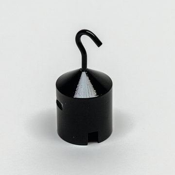 Das Bild zeigt einen schwarzen, konischen Gegenstand mit einem Haken an der Spitze. Er scheint ein Teil eines Experimentierförderers zu sein, möglicherweise für die Verwendung in physikalischen oder chemischen Experimenten im Bildungsbereich.