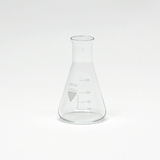 Das Bild zeigt ein klares, gläsernes Erlenmeyer-Gefäß mit einem Fassungsvermögen von 250 ml. Das Gefäß ist mit Messskalen beschriftet, die eine genaue Abmessung von Flüssigkeiten ermöglichen.