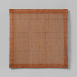 Das Bild zeigt ein quadratisches, orangefarbenes Sieb, das aus feinen Maschen besteht. Es ist vermutlich für experimentelle Zwecke im Bildungswesen gedacht, um eine Vielzahl von Materialien oder Flüssigkeiten zu filtern.