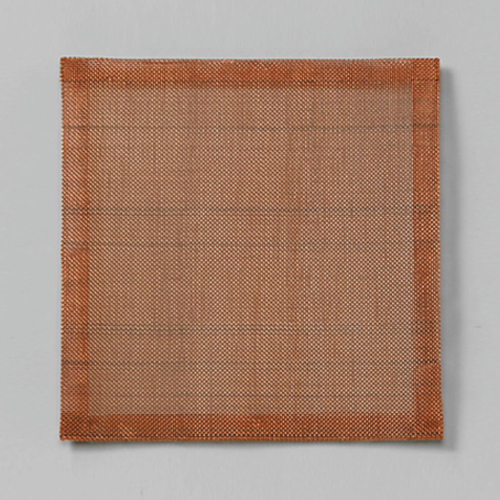 Das Bild zeigt ein quadratisches, orangefarbenes Sieb, das aus feinen Maschen besteht. Es ist vermutlich für experimentelle Zwecke im Bildungswesen gedacht, um eine Vielzahl von Materialien oder Flüssigkeiten zu filtern.