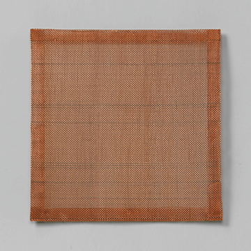 Das Bild zeigt ein quadratisches, orangefarbenes Sieb, das aus feinen Maschen besteht. Es ist vermutlich für experimentelle Zwecke im Bildungswesen gedacht, um eine Vielzahl von Materialien oder Flüssigkeiten zu filtern.