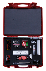 Das Bild zeigt einen roten Koffer, der verschiedene Experimentiermaterialien enthält, darunter Räder, eine Waage und diverse Metallteile. Der Koffer ist ideal für den Einsatz im Bildungswesen und fördert praktisches Lernen durch Experimente.