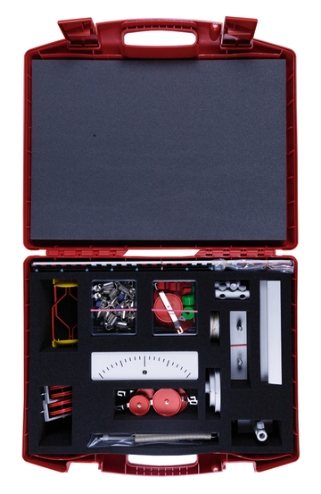 Das Bild zeigt einen roten Koffer, der verschiedene Experimentiermaterialien enthält, darunter Räder, eine Waage und diverse Metallteile. Der Koffer ist ideal für den Einsatz im Bildungswesen und fördert praktisches Lernen durch Experimente.