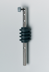 Das Bild zeigt ein Experimentiergerät, das aus einem Metallsteg mit einer gummierten Mittelverbindung besteht. Oben ist eine Schraube zum Befestigen und Justieren angebracht, um es in verschiedenen wissenschaftlichen Versuchen zu verwenden.