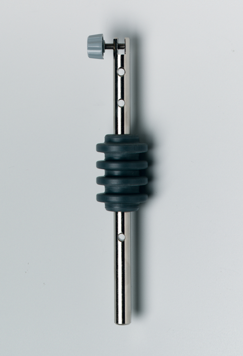 Das Bild zeigt ein Experimentiergerät, das aus einem Metallsteg mit einer gummierten Mittelverbindung besteht. Oben ist eine Schraube zum Befestigen und Justieren angebracht, um es in verschiedenen wissenschaftlichen Versuchen zu verwenden.