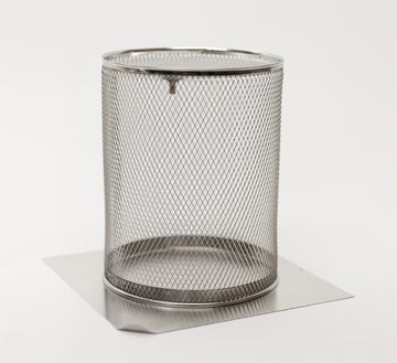 Das Bild zeigt einen runden, metallenen Drahtbehälter mit einem stabilen Boden, der auf einer rechteckigen Metallplatte steht. Dieser Behälter könnte für Experimente in Bildungseinrichtungen verwendet werden, um Materialien zu halten oder zu filtern.