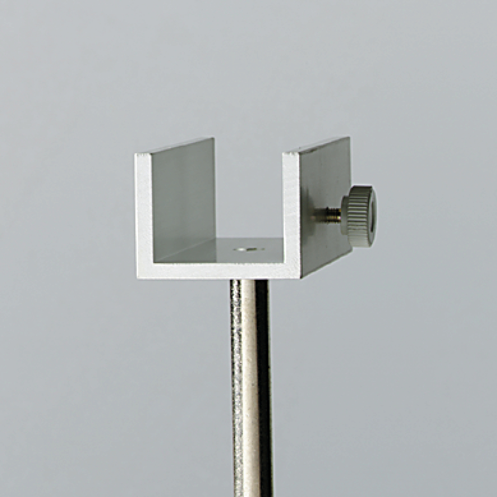 Das Bild zeigt eine Metallhalterung mit einem rechteckigen Öffnung, die auf einem stabilen Stab montiert ist. Die Halterung verfügt über eine Schraube zur Befestigung und ist Teil von Experimentierbedarf für Bildungszwecke.