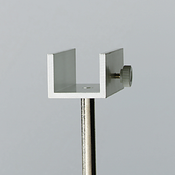 Das Bild zeigt eine Metallhalterung mit einem rechteckigen Öffnung, die auf einem stabilen Stab montiert ist. Die Halterung verfügt über eine Schraube zur Befestigung und ist Teil von Experimentierbedarf für Bildungszwecke.