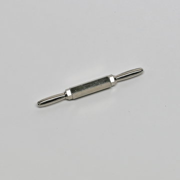 Das Bild zeigt ein metallisches Experimentiergerät mit zwei griffartigen Enden und einem zylindrischen Körper in der Mitte. Es könnte für physikalische oder chemische Experimente im Bildungsbereich verwendet werden.