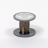 Das Bild zeigt eine Spule mit Chromnickeldraht, der einen Durchmesser von 0,2 mm hat und eine Länge von 100 Metern bietet. Der Draht wird häufig im Experimentierbereich für elektrische Leitungen und andere Anwendungen verwendet.