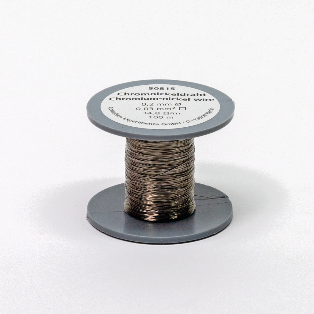 Das Bild zeigt eine Spule mit Chromnickeldraht, der einen Durchmesser von 0,2 mm hat und eine Länge von 100 Metern bietet. Der Draht wird häufig im Experimentierbereich für elektrische Leitungen und andere Anwendungen verwendet.
